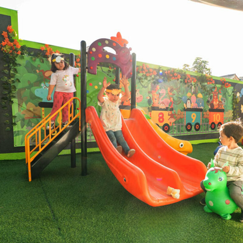 niños jugando en juegos