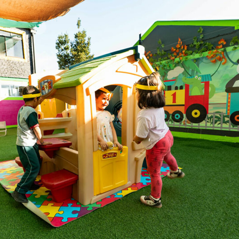 niños jugando en juegos