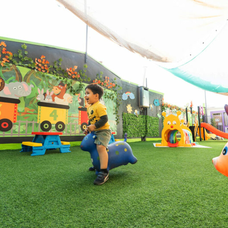 niño jugando en jardín